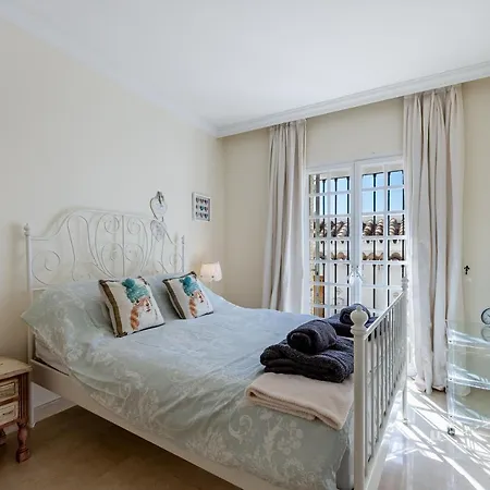 Lejlighed Townhouse In Aloha Pueblo With Views Marbella