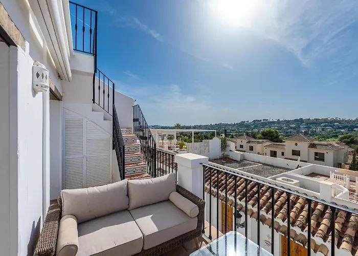 Townhouse In Aloha Pueblo With Views マルベーリャ