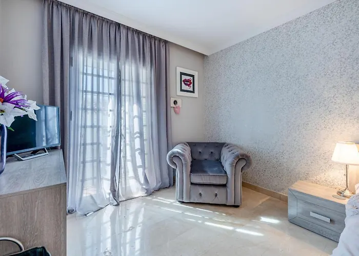 Townhouse In Aloha Pueblo With Views Daire Marbella